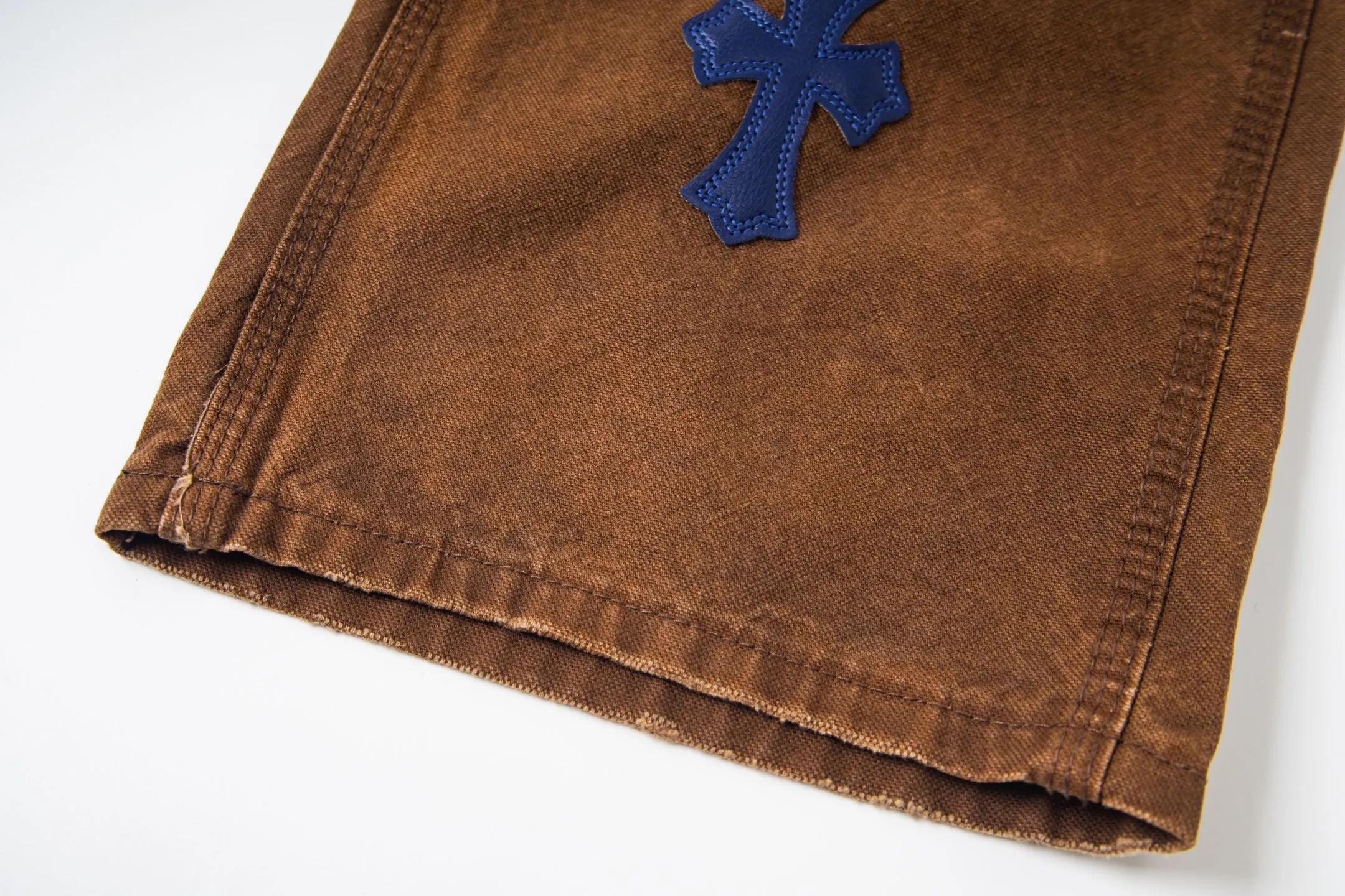 P310 💰 (Top version) Chrome Hearts brown logging purple multi-leather jeans. Multi-leather standard workwear jeans and ch jeans need to be washed and then disassembled and hand-stitched with sheepskin cross leather and then spliced together. The whole process is too complicated to describe. About Chrome Hearts This is an extremely luxurious fashion brand that can also be called the aristocrat of the high street. It has always been an exclusive brand for some hipsters or the rich second generation. Compared with ordinary high streets, it is more luxurious and noble. Compared with luxury brands, it has a more fashionable personality. It has always been a brand that I have a special liking for. Color: Brown Size: 28-30-32-34-36 (corresponding to S-M-L-XL-XXL)